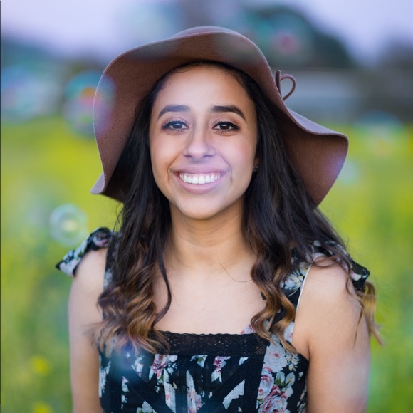 Meet your Posher, Laura - Picture 1 of 1